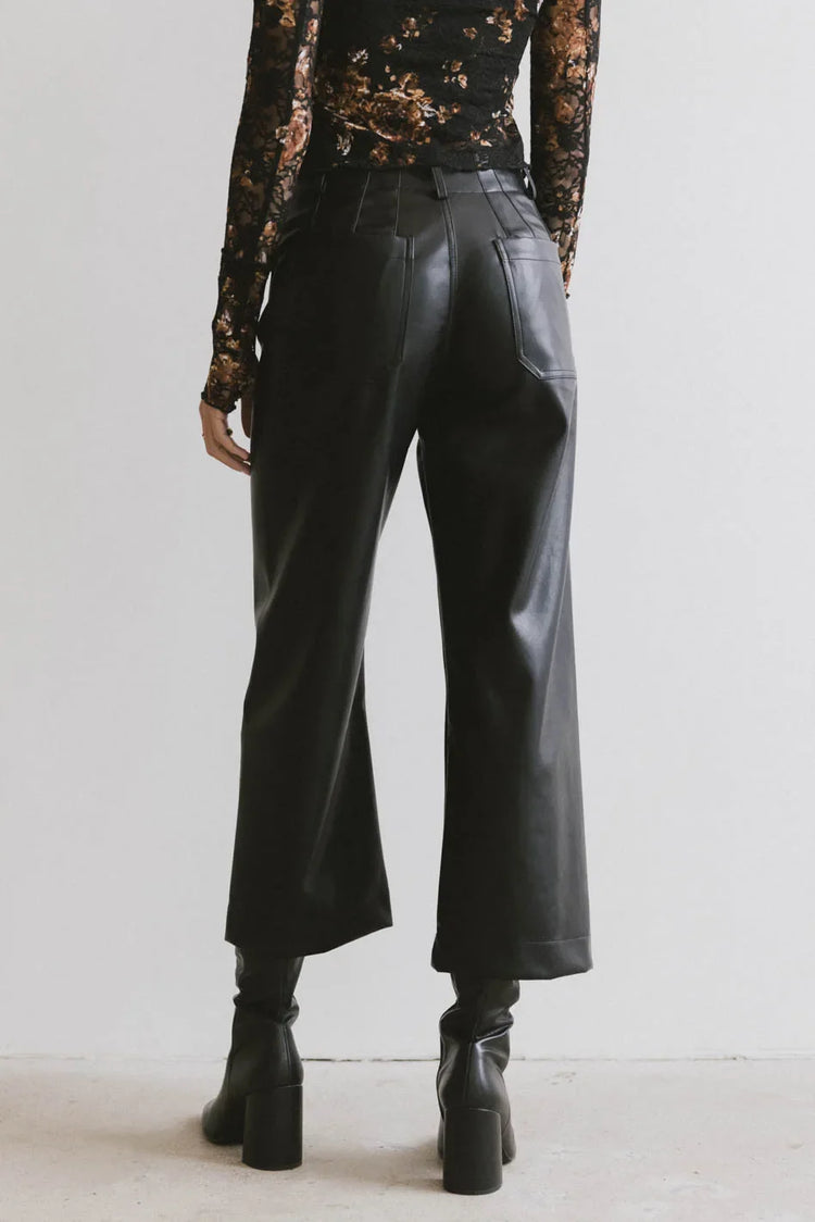 Two back pockets pants in black