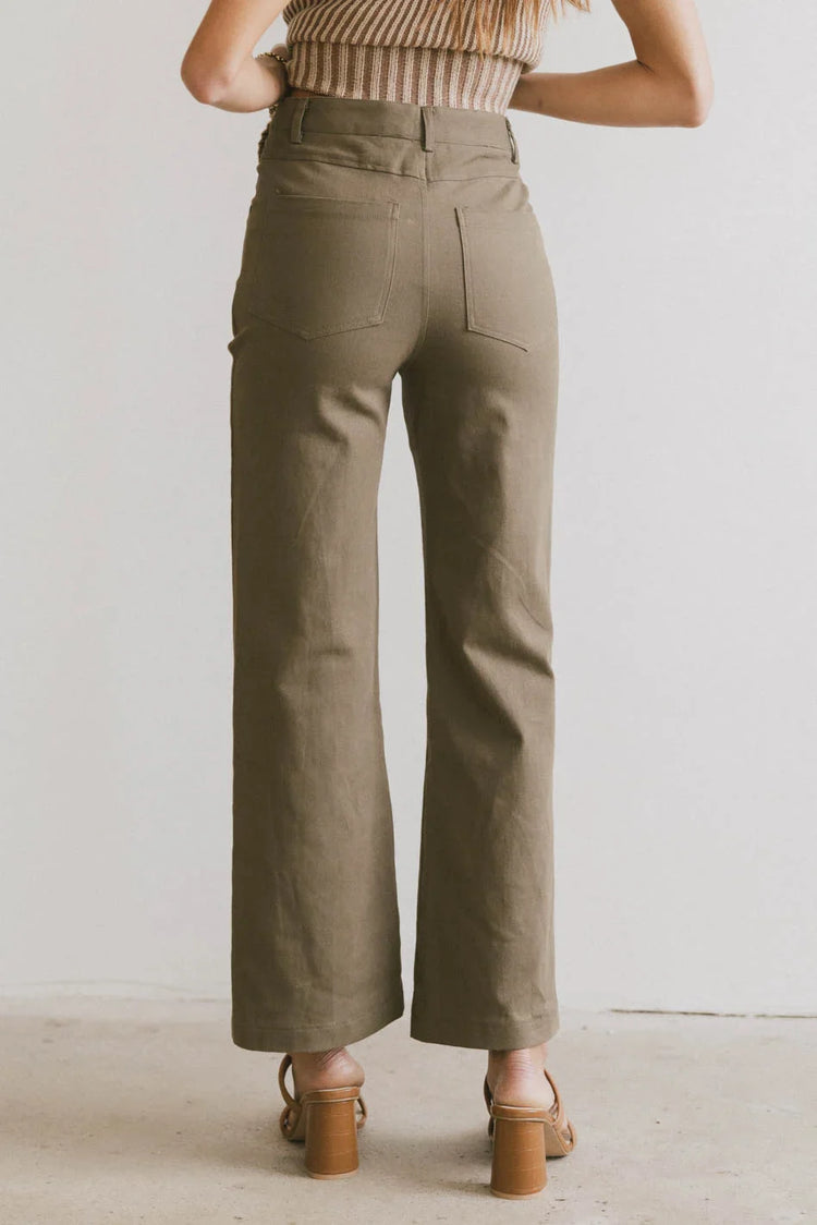 Two back pockets pants in olive