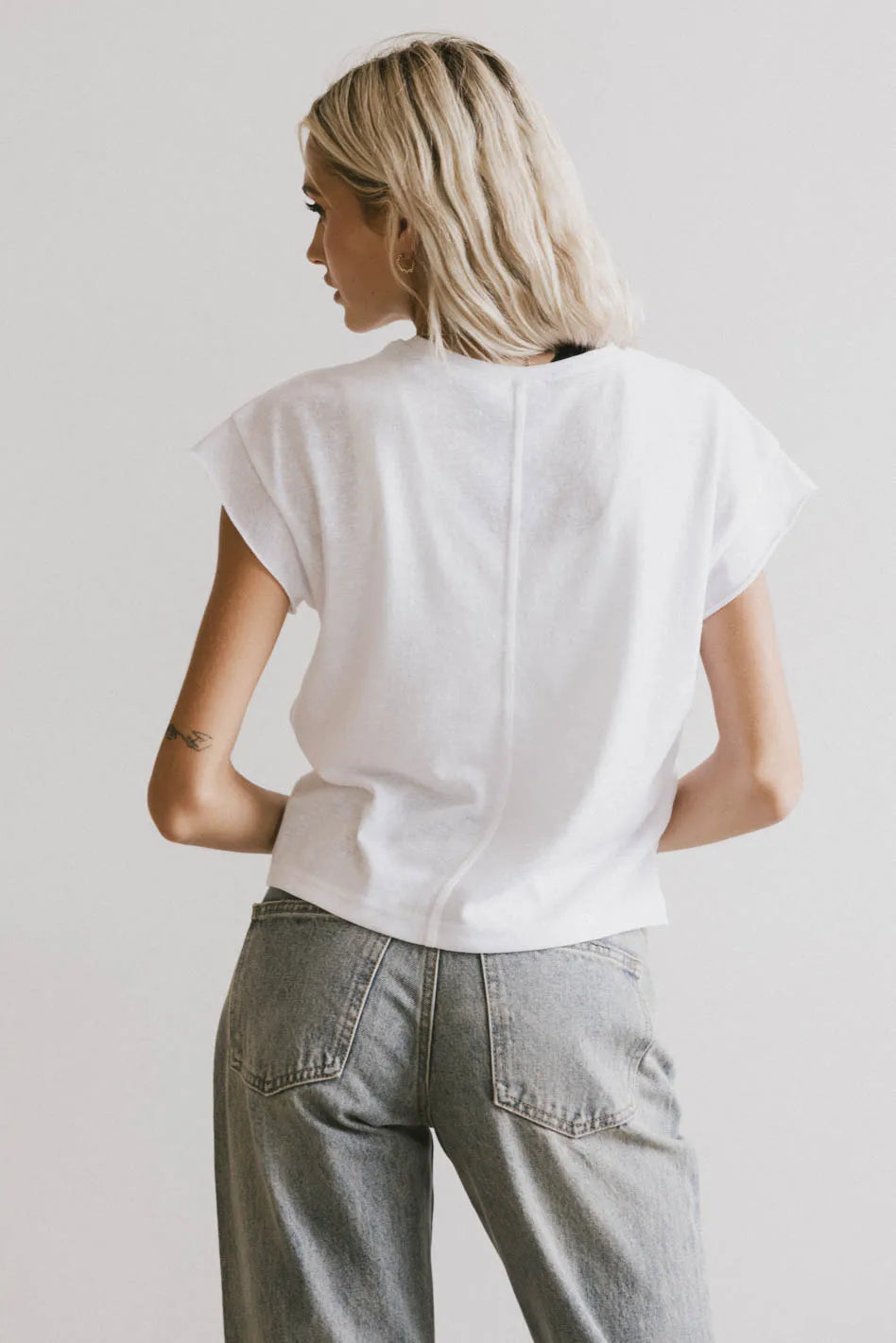 Plain color basic top in white