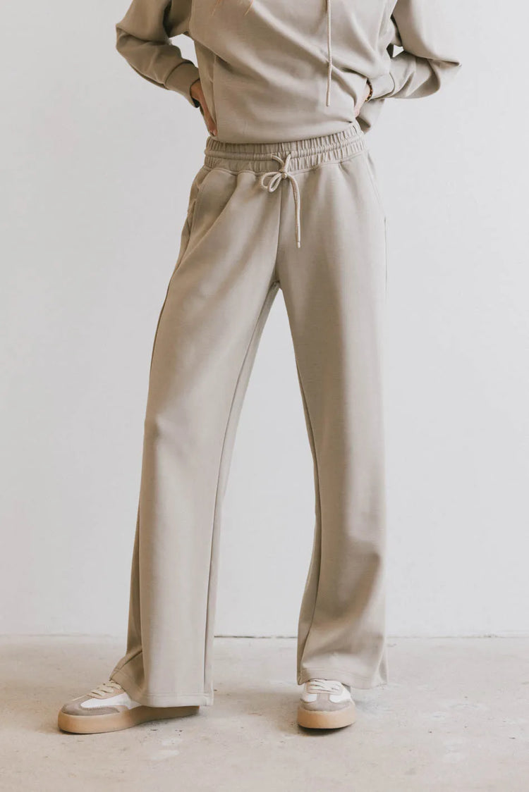 Elastic waist pants in taupe