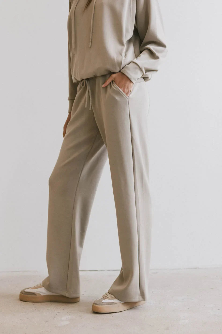 Two hand pockets pants in taupe