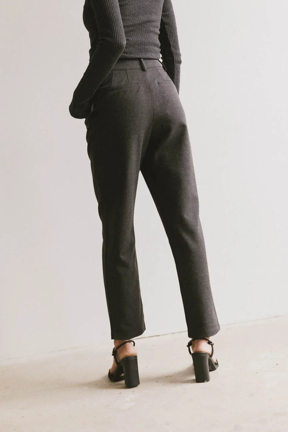 Plain color pants in charcoal
