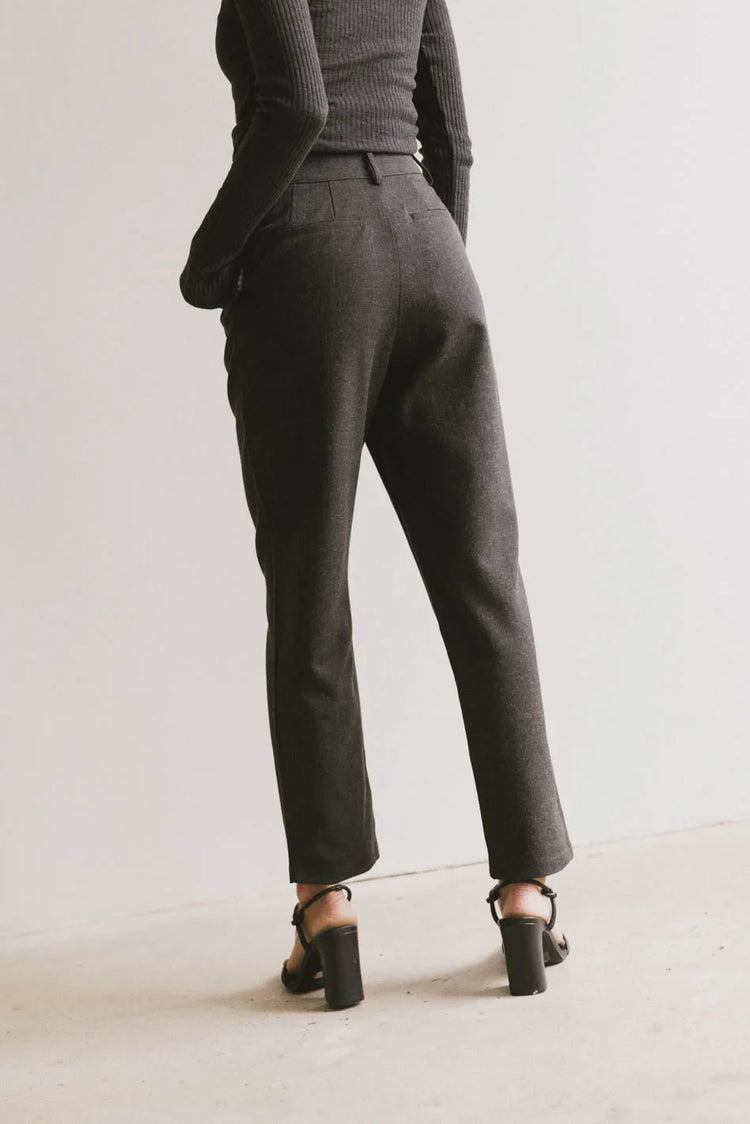 Plain color pants in charcoal