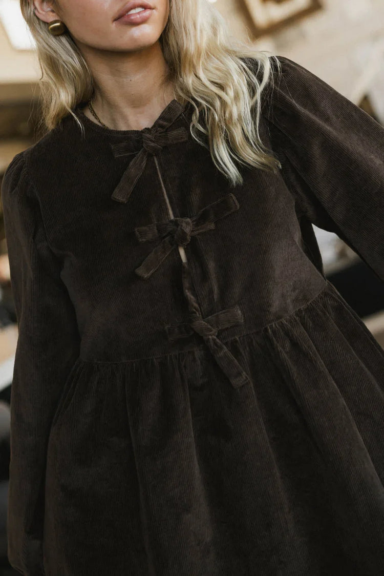 Front ties dress in brown