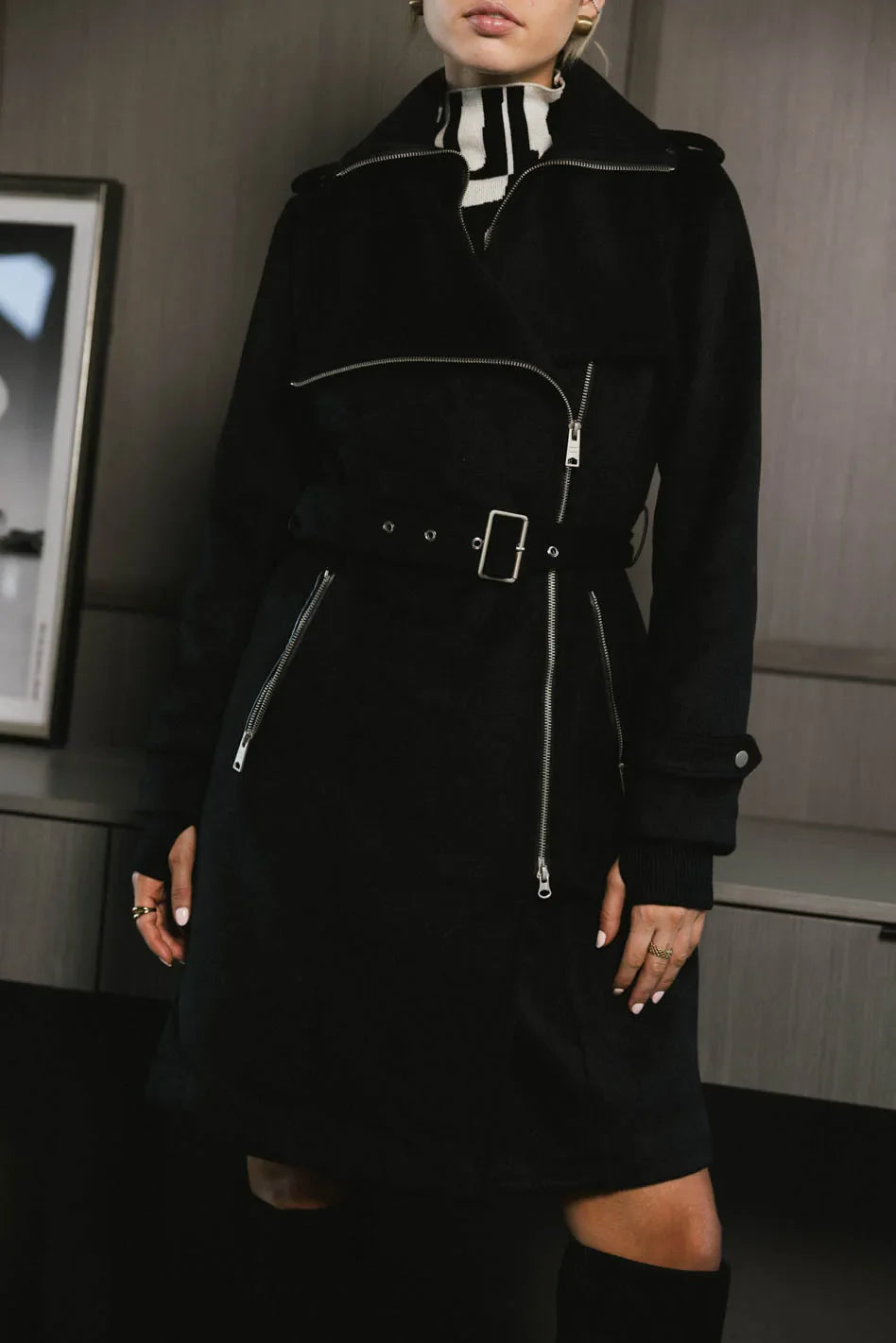 Adjustable waist belt trench in black