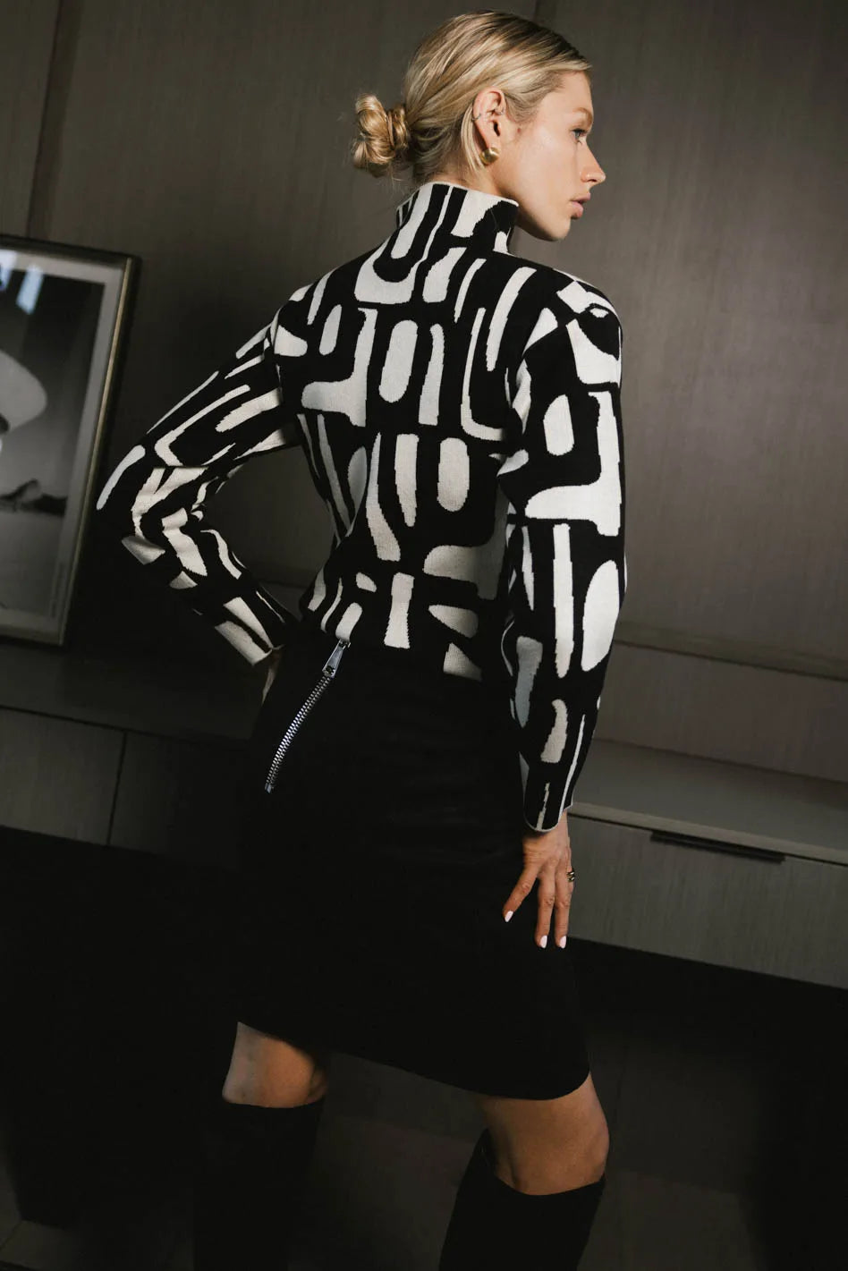 Long sleeves mock neck sweater in black