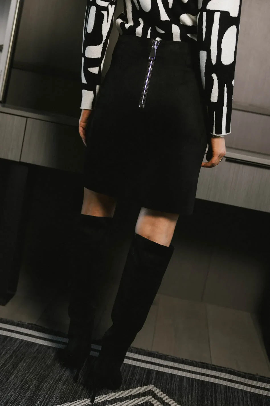 Back zipper skirt in black