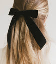 Log tale velvet bow in black