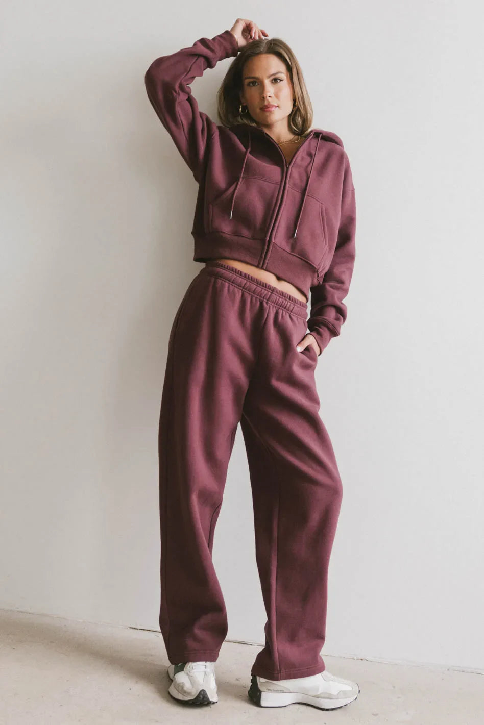 Elastic waist sweatpants in burgundy