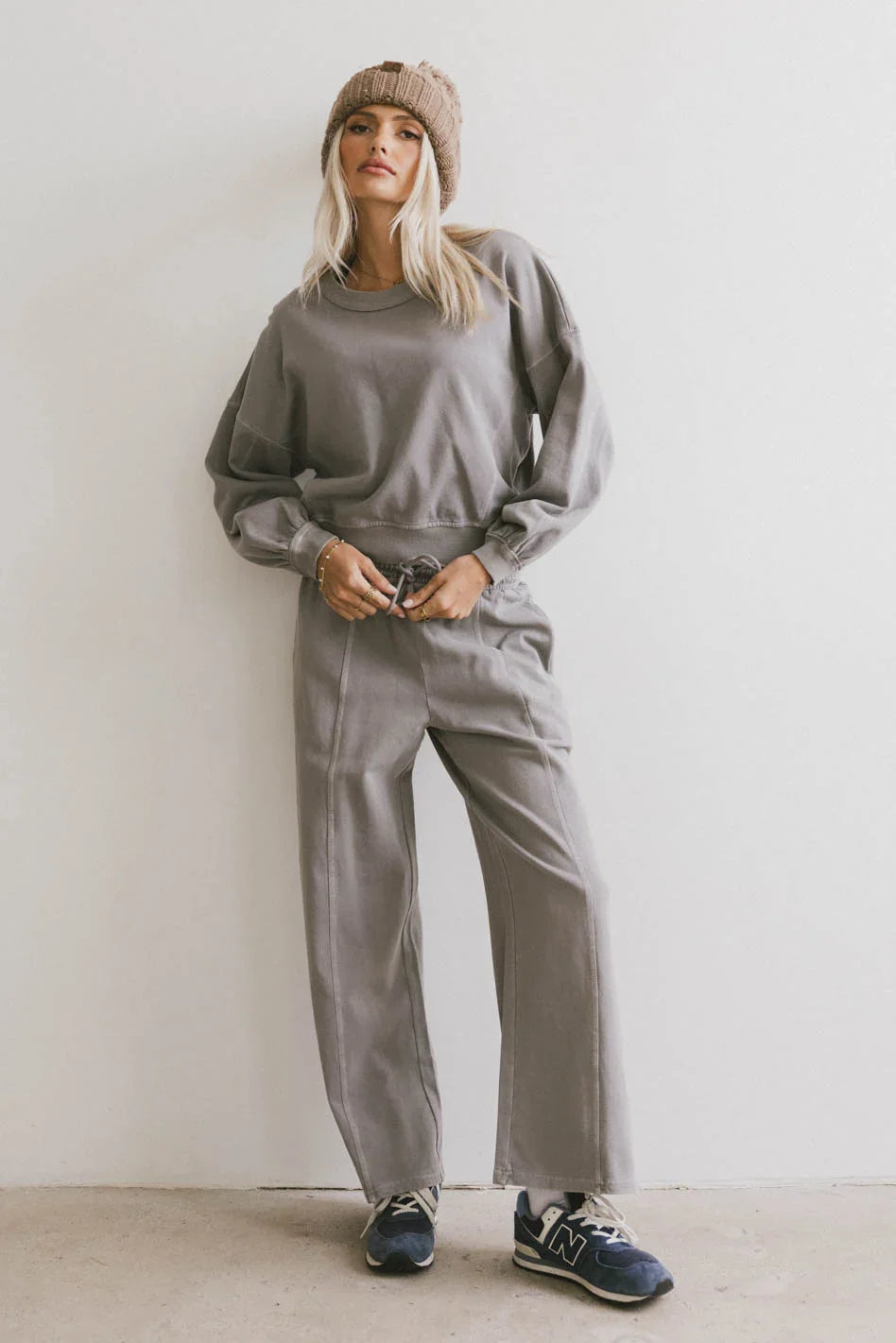 Sweatshirt in grey paired with a grey bottom