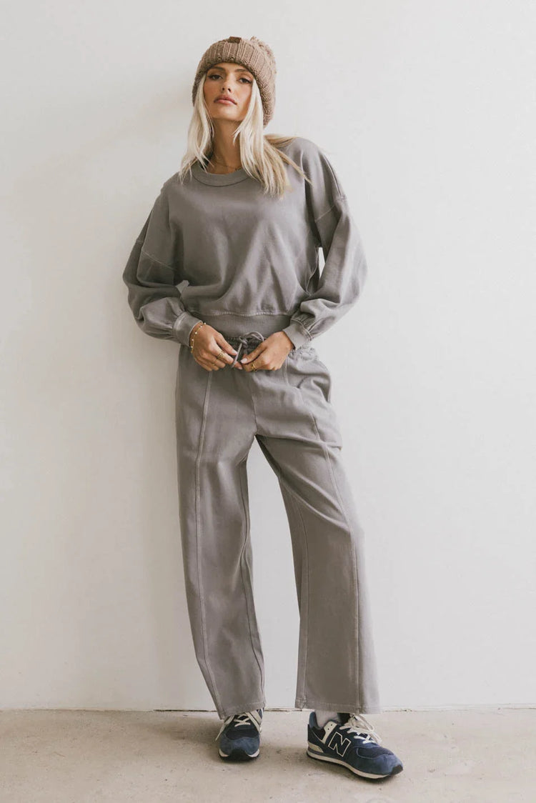 Sweatshirt in grey paired with a grey bottom
