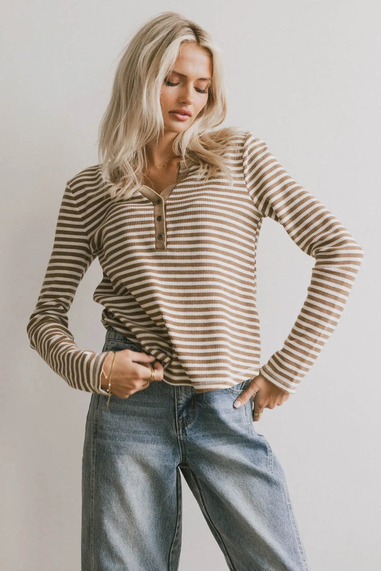 Basic striped top in brown