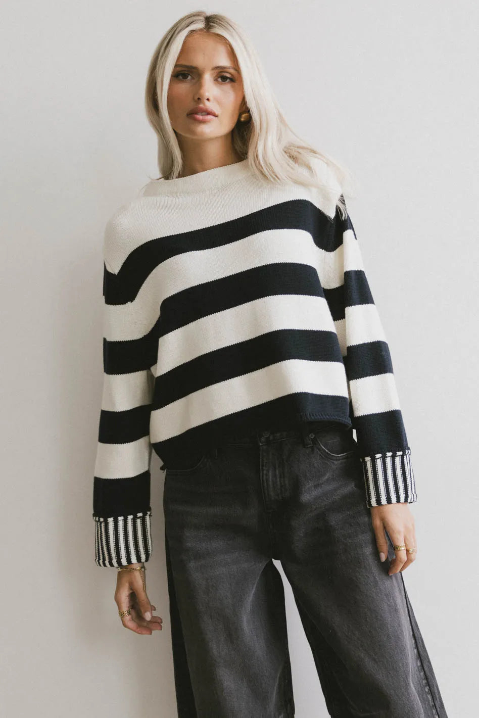 Round neck sweater in black