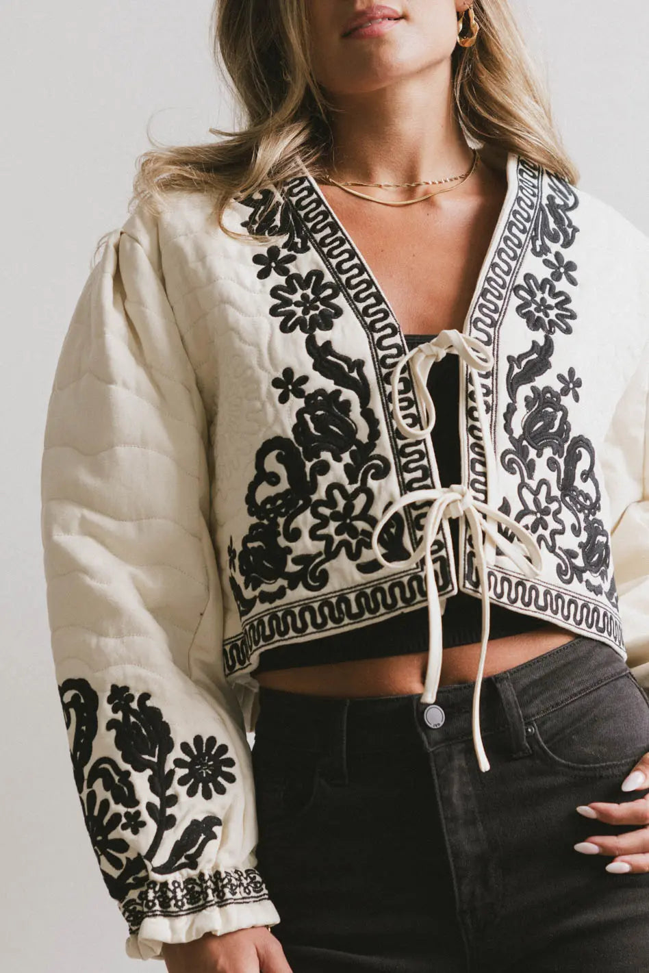 Front ties jacket in cream