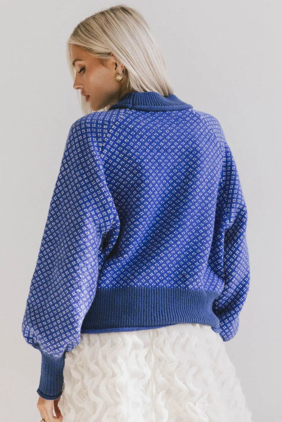 Plain color sweater in blue