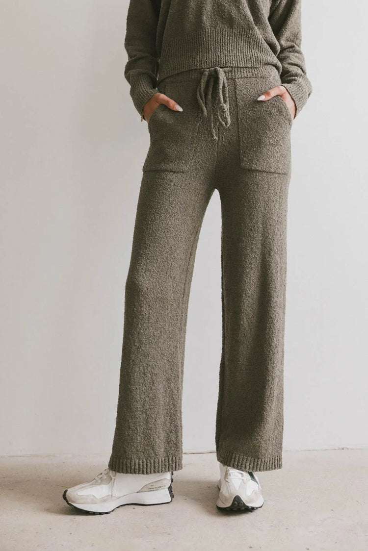 Elastic waist sweatpants in olive
