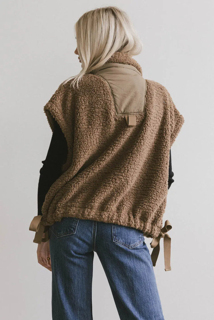 Plain color vest in brown