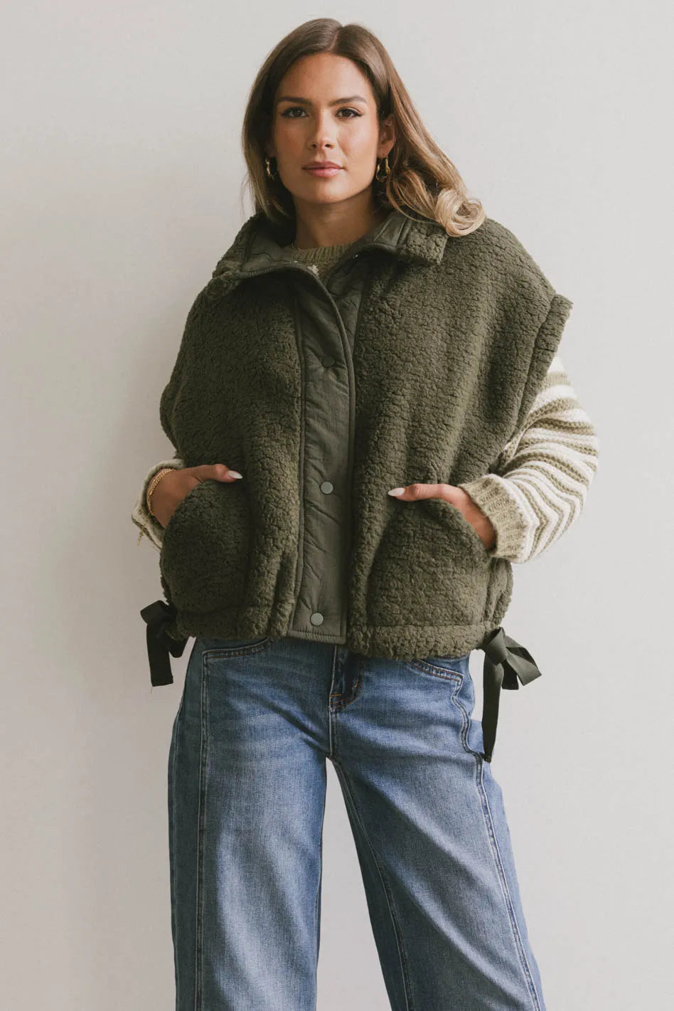Two hand pockets vest in olive