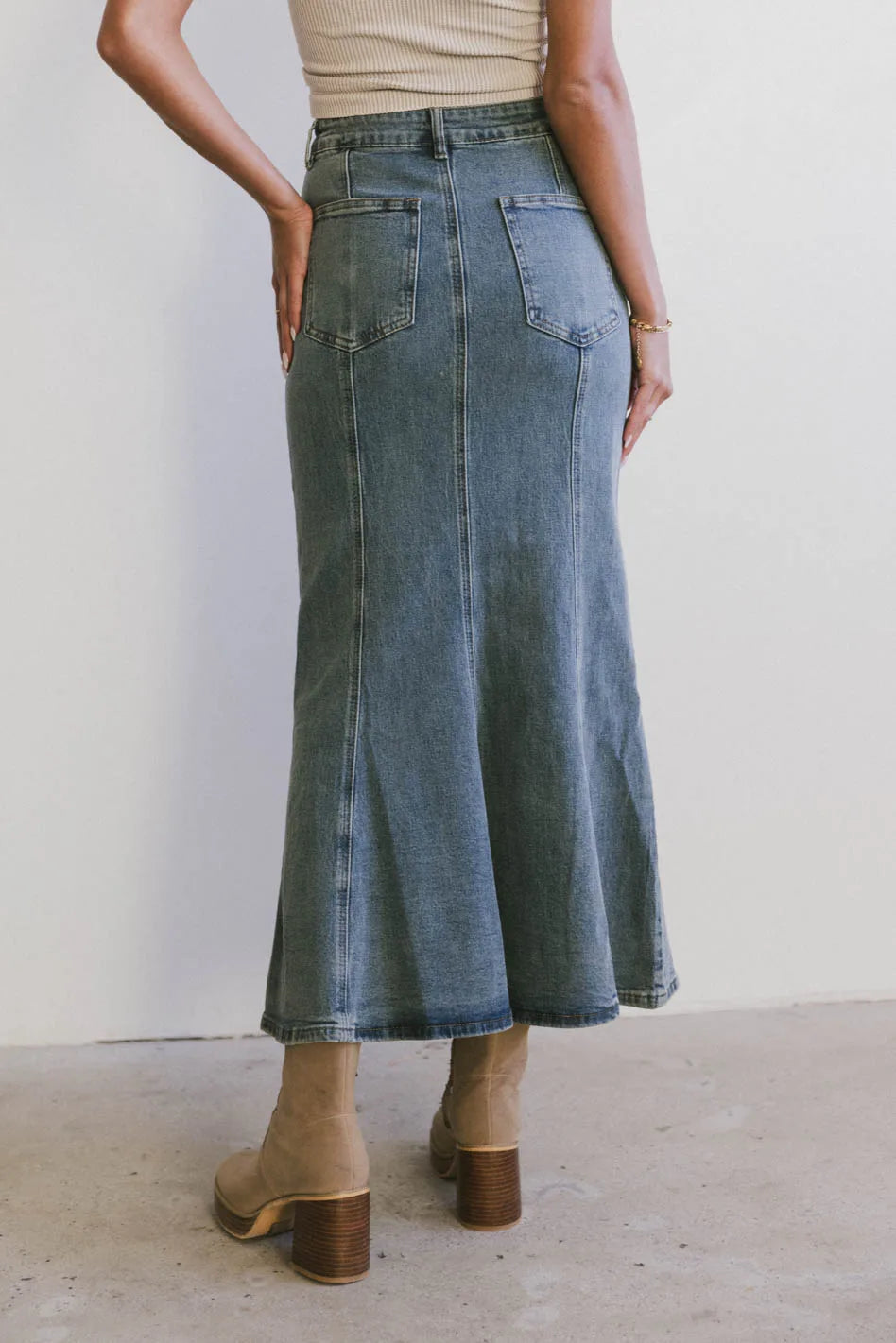 Two back pockets denim skirt in medium wash