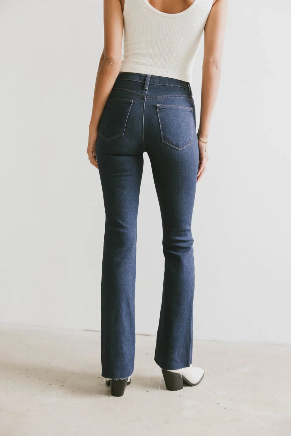 Two back pockets pants in dark wash