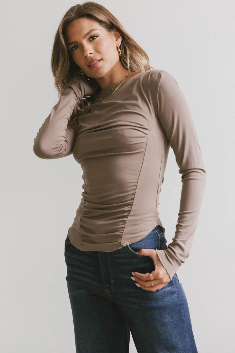Round neck to pin taupe