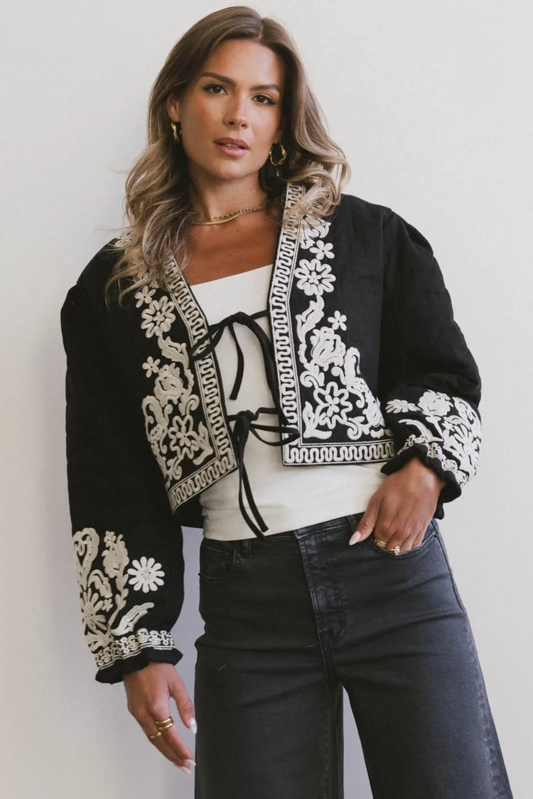 Front ties jacket in black