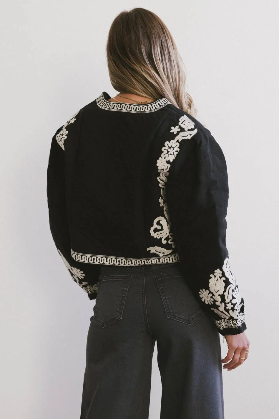 Plain color jacket in black