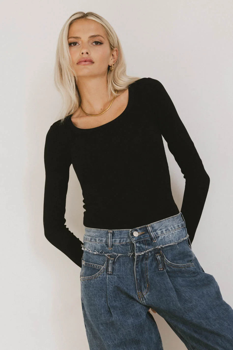 Round neck top in black