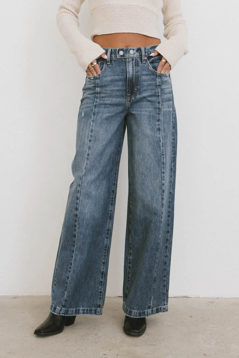 Two hand pockets denim in medium wash