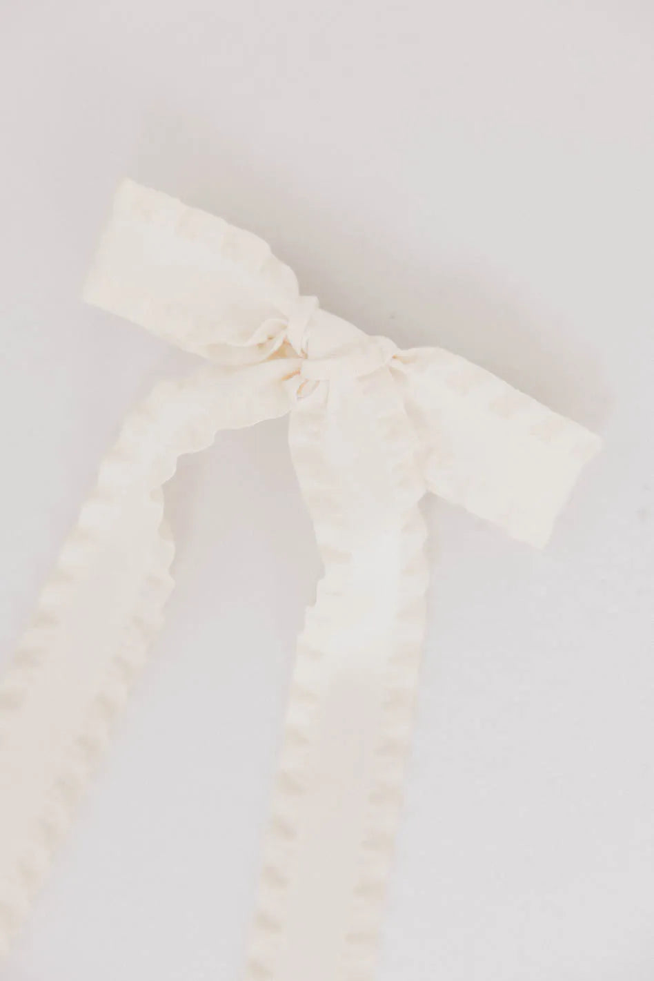 Wavy bow in cream