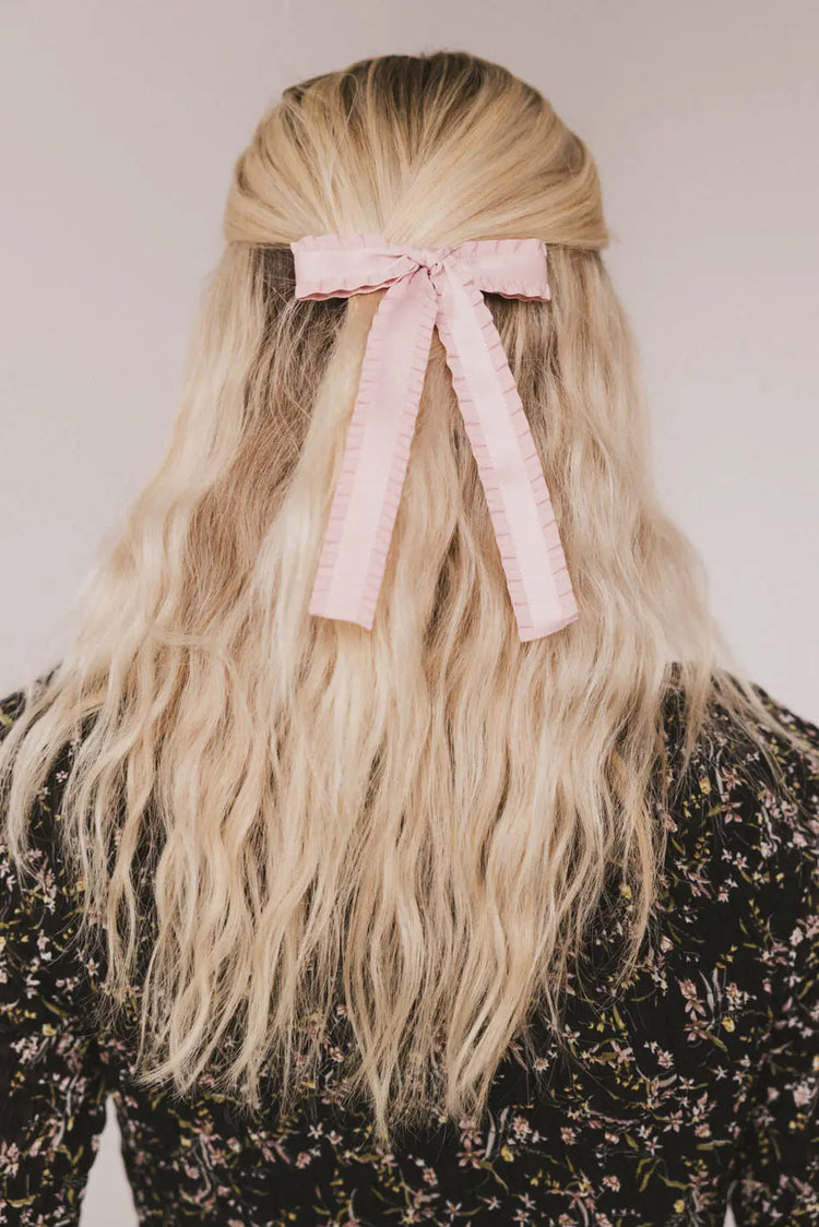Wav edges bow in pink