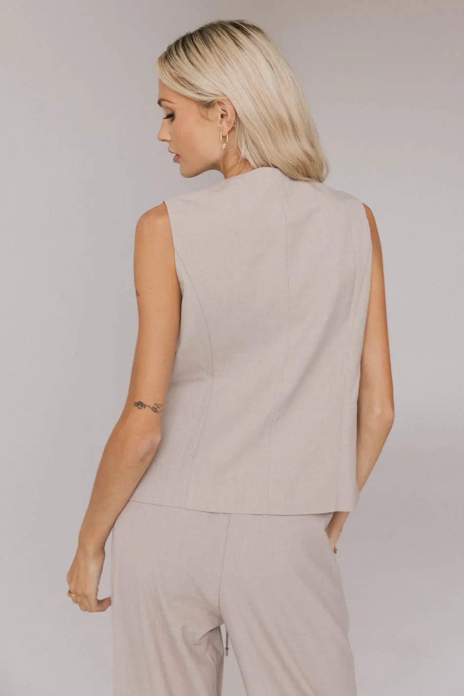 Plain color vest in taupe