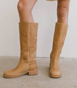 Knee boots in brown