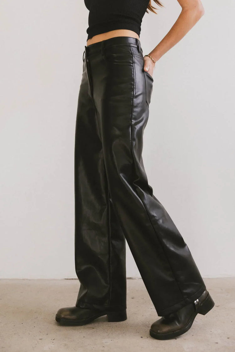 Straight legs pants in black