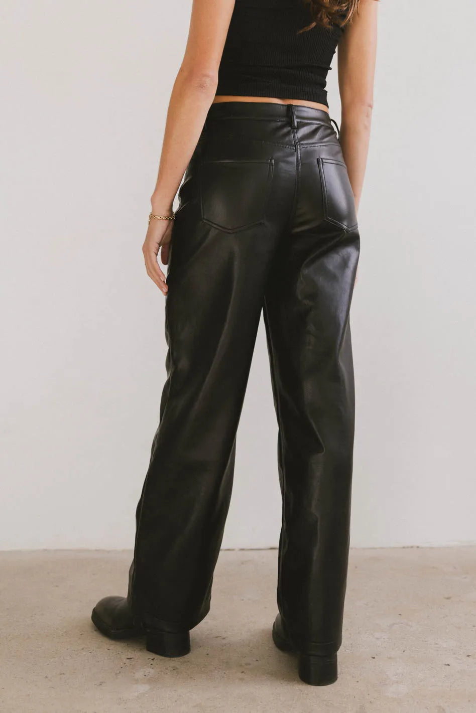 Two back pockets pants in black