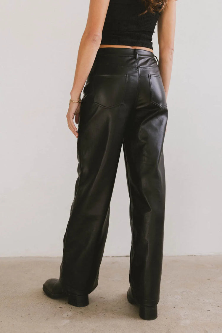 Two back pockets pants in black