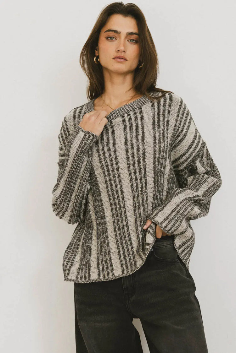 Round neck sweater in black