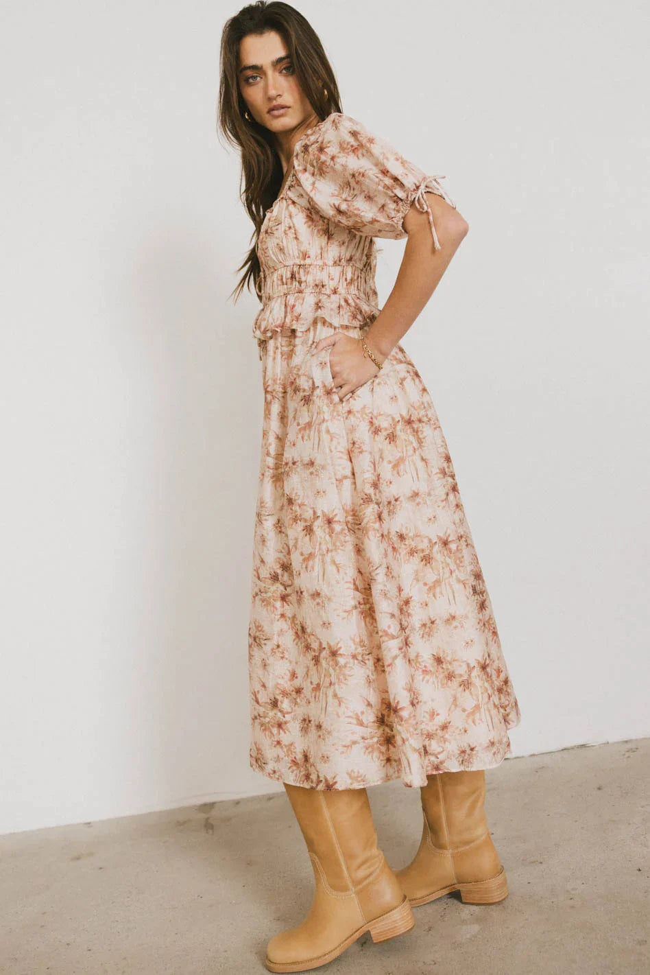 Two hand pockets dress in cream