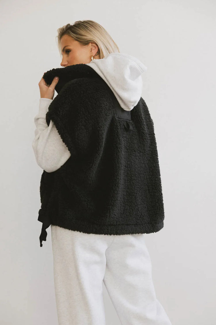 Plain color Sherpa vest in black