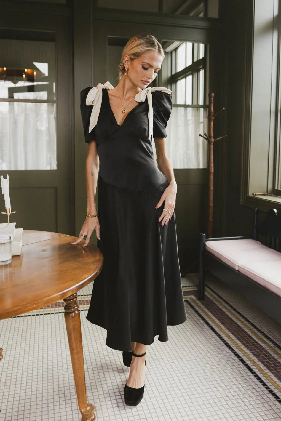 Woven dress in black