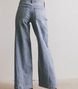 Two back pockets denim in light wash