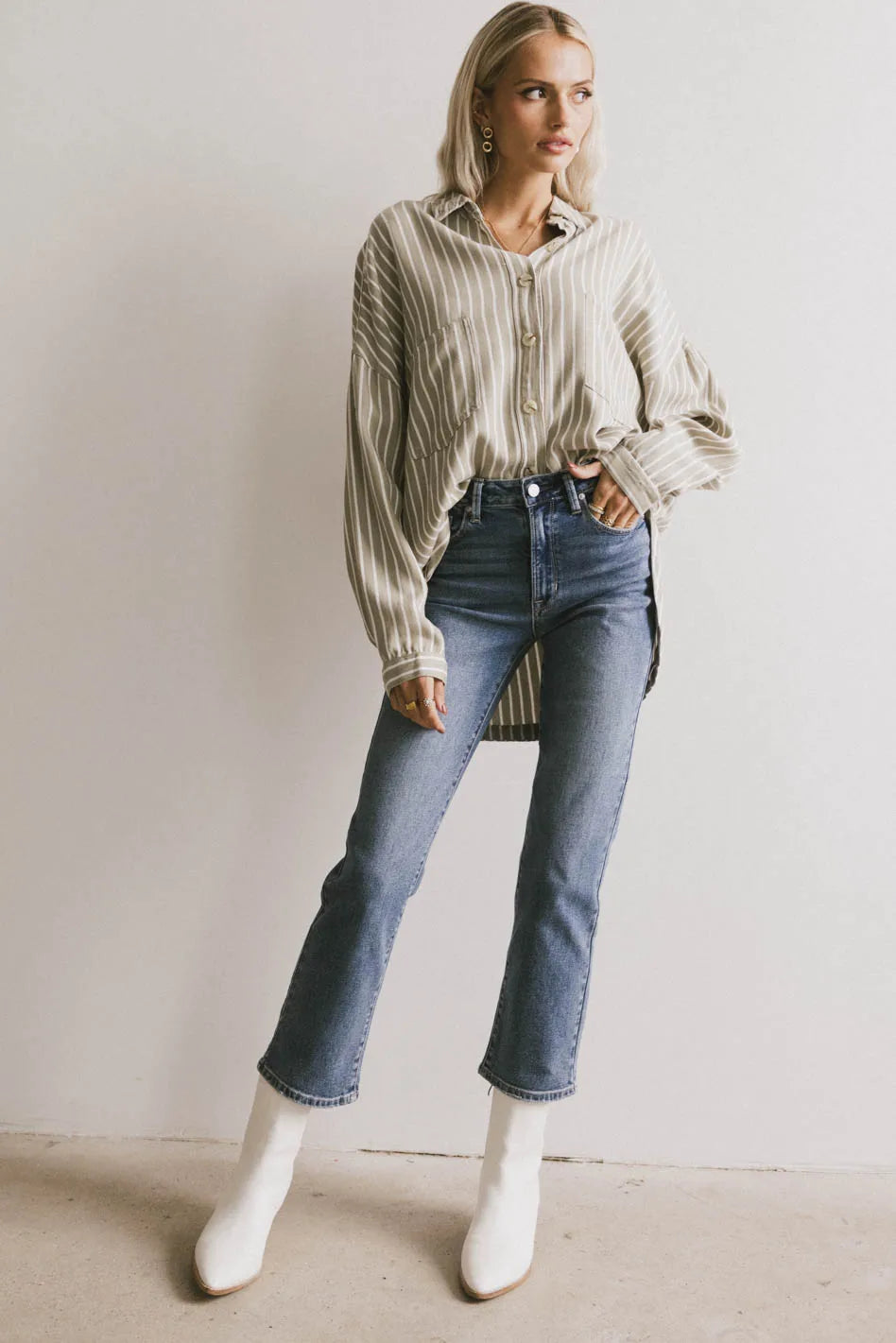 Two hand pockets denim in medium wash