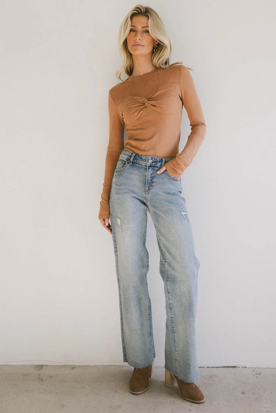 Two hands pockets denim in light wash