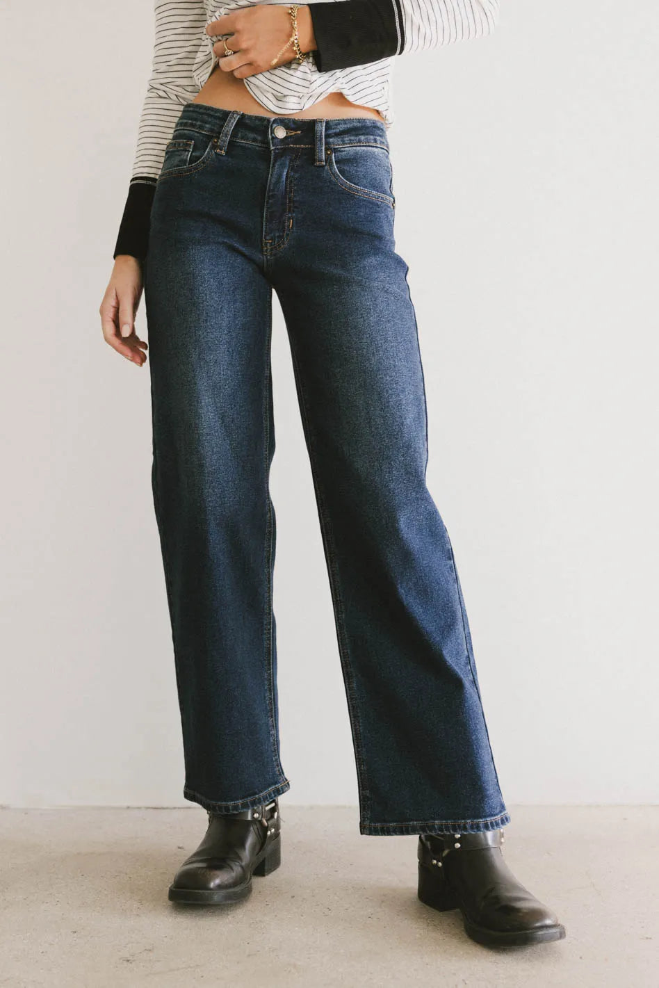 Straight legs denim in dark wash