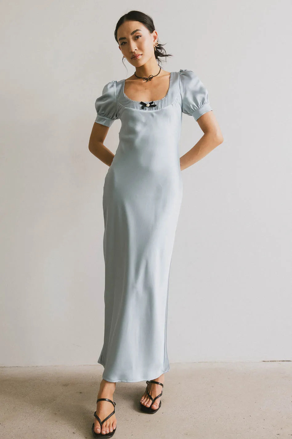 Plain color dress in light blue