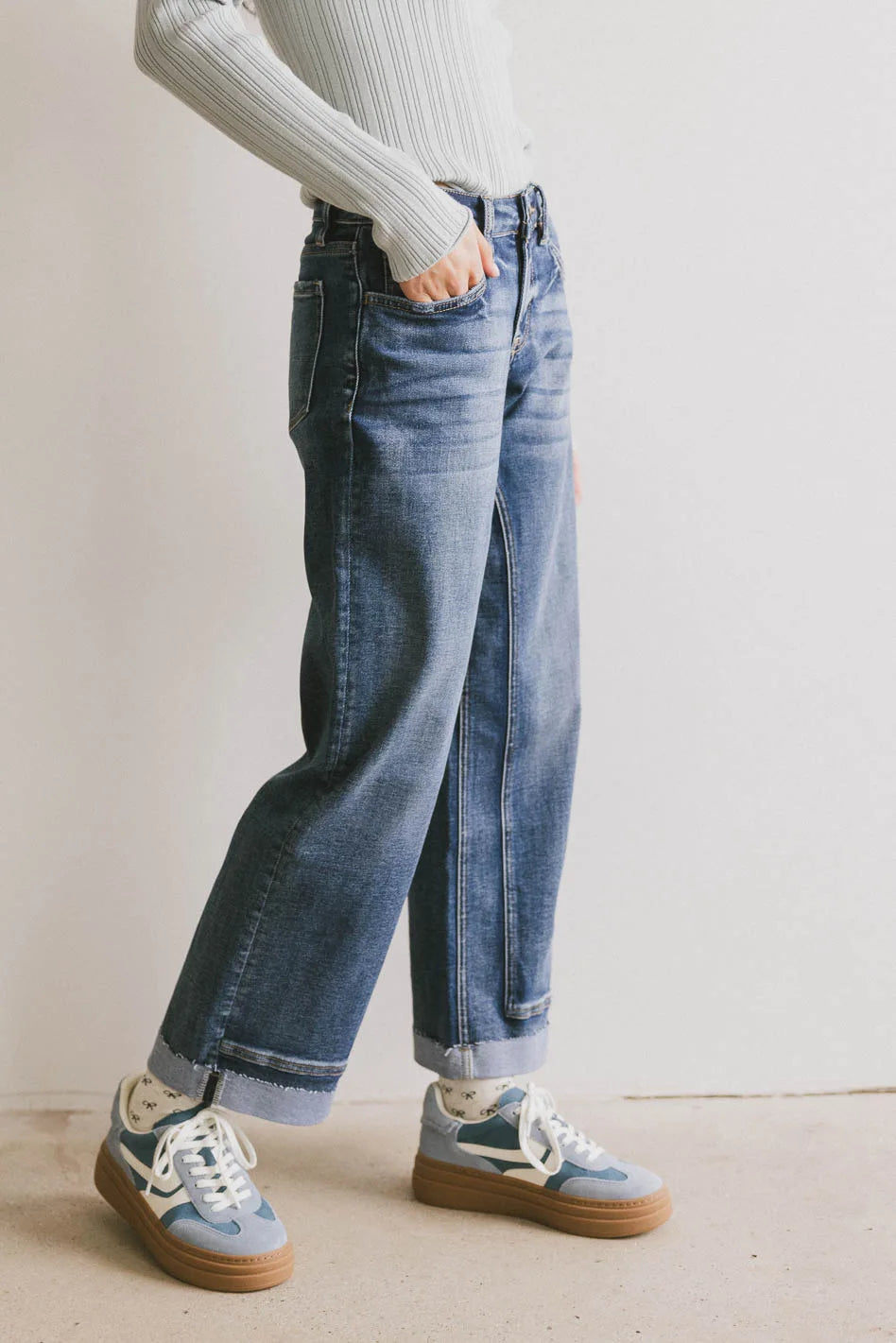 Two hand pockets denim in medium wash