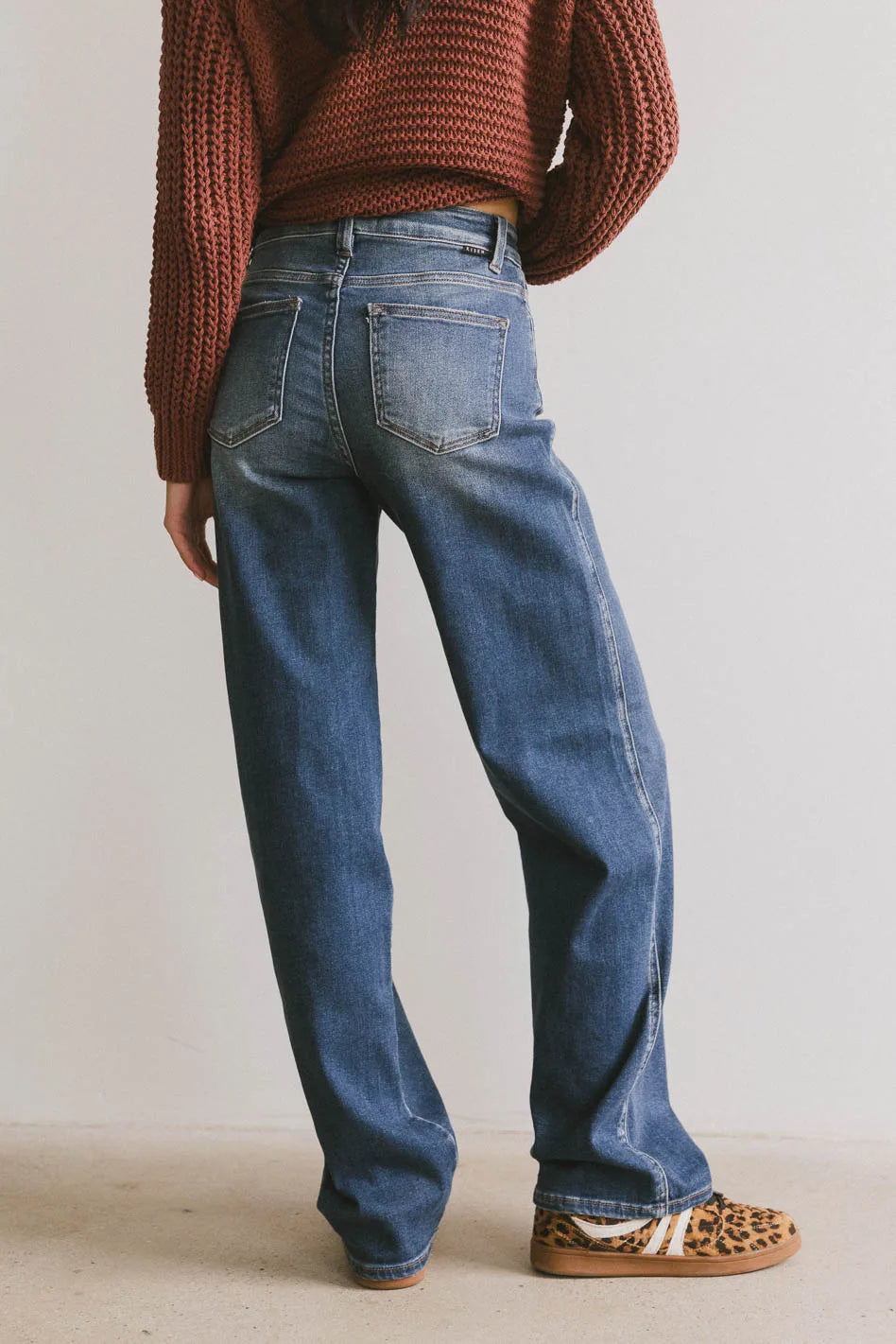 Two back pockets denim in medium wash