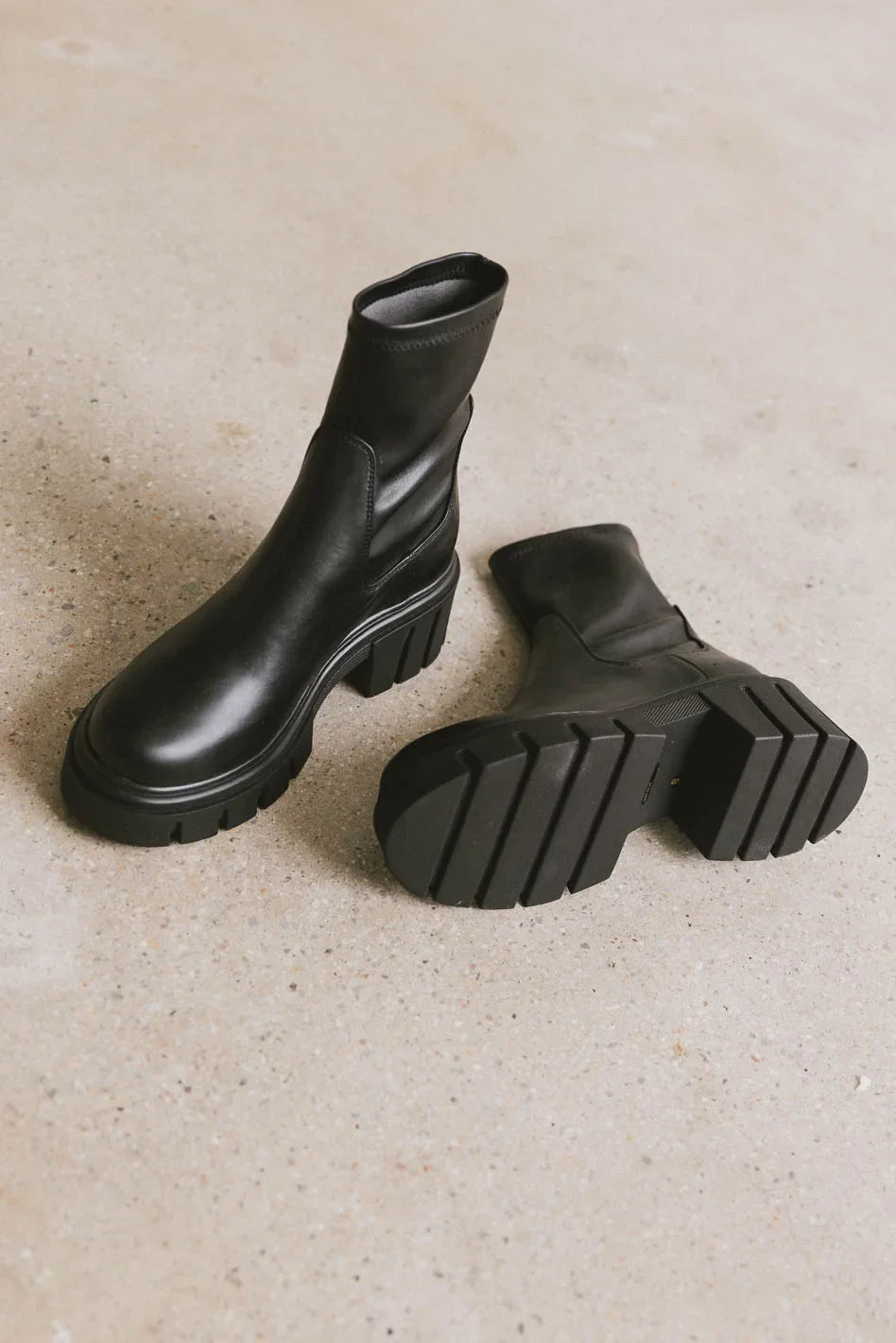 Platform boots in black