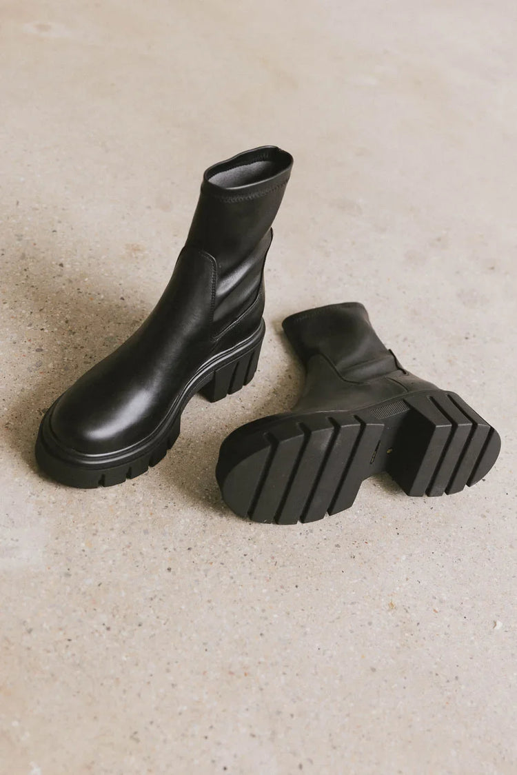 Platform boots in black