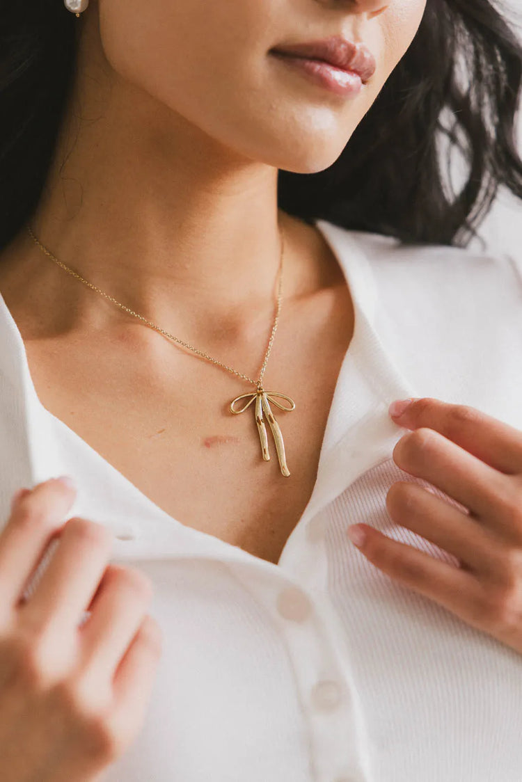 Bow gold necklace